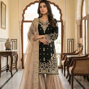 Ensemble Sharara en soie brodée de luxe avec dupatta à bordure en dentelle - Product Image 1