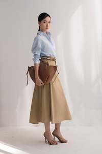 Chemisier ample en popeline de soie pour femme, à manches longues, boutonné, uni, élégant, minimaliste, écologique, idéal pour le bureau ou les occasions décontractées, collection Printemps - Product Image 4