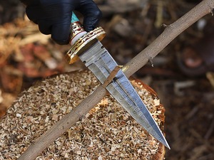 Cuchillo de caza de acero de Damasco con mango de turquesa y funda de cuero, hoja de punta caída para uso en exteriores - Product Image 4