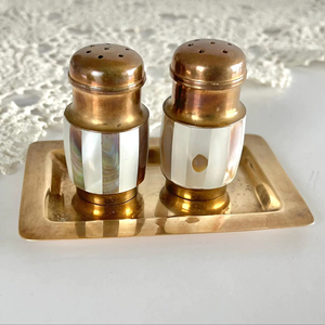 Juego de salero y pimentero de nácar y metal dorado, vajilla de lujo para decoración de mesa festiva durante ocasiones especiales - Product Image 1
