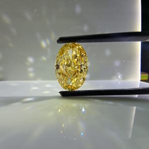 Diamante cultivado en laboratorio de 6.00 quilates, corte ovalado brillante modificado, color amarillo intenso, claridad VS2, certificado por IGI, diamante suelto para la elaboración de joyas. - Product Image 3