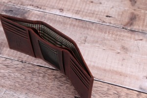Handgefertigte Echtleder Dreifach-Geldbörse für Herren mit Individuellem Logo Echtes Leder Kartenhalter Luxuriöse Herrenbrieftasche LTW-0190 - Product Image 3