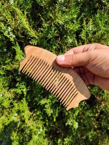 Peigne en bois finition lisse fait main, facile à transporter, pour coiffure et toilettage de barbe, personnalisable avec logo, vente en gros - Product Image 4