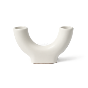 Florero de cerámica hecho a mano con aberturas dobles para interiores modernos Florero de cerámica decorativo en forma de U para exhibición de mesa y estante - Product Image 1