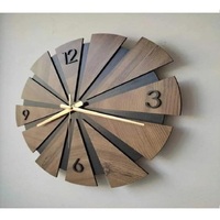 Reloj de Pared Moderno de Madera de Dos Tonos con Diseño de Listones, Movimiento Mecánico Silencioso, Decoración Hecha a Mano para el Hogar |   Venta al por mayor.