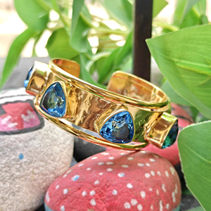 Bold statement jewelry trillion cut swiss blue quartz <b>adjustable</b> <b>bracelet</b> 18k gold plated hammered texture open cuff <b>bracelets</b> - Product Image 4