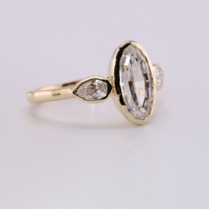 Anillo de compromiso moderno con bisel, oro, diamante cultivado en laboratorio, corte ovalado, piedra lateral en forma de pera, banda de tres piedras, venta al por mayor, regalo para mujer - Product Image 5