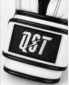 Gants de boxe en cuir QST, à doigts entiers, avec fermeture à lacets au poignet, design noir et blanc, pour adultes, pour l'entraînement - Product Image 4