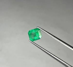 พลอยมรกตธรรมชาติทรงสี่เหลี่ยมเจียระไนสีเขียวสำหรับทำเครื่องประดับ - Product Image 4