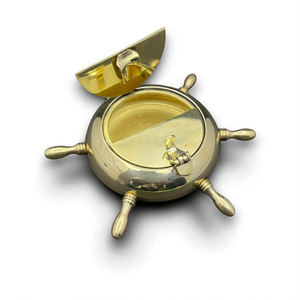 Cendrier élégant en laiton en forme de roue de bateau avec couvercle articulé, accessoire de fumage nautique et maritime pour salon de cigares, bar, bureau - Product Image 1