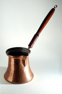 Cafetera Turca Cezve de Cobre Martillado Hecha a Mano con Mango de Madera para Preparación Tradicional de Café - Product Image 3