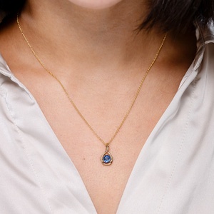 Collar con Colgante Minimalista de Oro Sólido de 14k con Forma de Infinito Trenzado, con Zafiro Azul Natural de Corte Redondo, Cadena con Eslabones - Product Image 4
