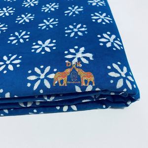 Tela Suave con Estampado Floral Sanganeri Indigo de la India, Textil Ecológico para el Hogar, para Ropa de Cama, Cortinas, Forros, Bolsas, Juguetes y Accesorios - Product Image 3