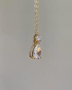 Colgante de Diamante Corte Pera de Lujo en Oro Amarillo con Collar de Diamantes Redondos Brillantes, Joyería Fina Atemporal, Regalo para Mujer - Product Image 4