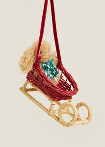 Adorno navideño de invierno con trineo de ratán, cesta roja tejida y oso de peluche esponjoso para colgar. - Product Image 2
