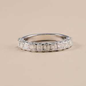 Anillo de media eternidad con moissanita de corte esmeralda, plata 925, ideal para propuesta, regalo de compromiso o boda, ¡muy vendido! - Product Image 1