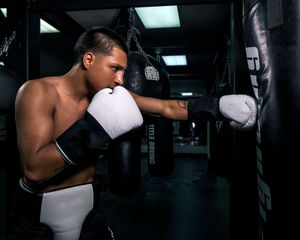 ถุงมือ MMA หนังแท้ 14 ออนซ์ คุณภาพสูง สกรีนโลโก้ได้ตามต้องการ สีสันปรับแต่งได้ ระบายความชื้นได้ดี พกพาสะดวก - Product Image 4