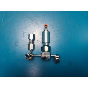 Vanne VCR pneumatique Lam Research 839-800970-003 1 entrée 2 sorties, utilisée telle qu'elle est, pièces d'équipement semi-conducteur d'occasion - Product Image 1