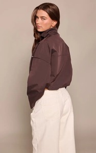 Chaqueta cortavientos marrón con cierre de cremallera, manga larga, con capucha, transpirable, de poliéster tejido, para otoño. - Product Image 3