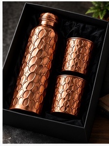 Juego de 3 Piezas: Termo de Cobre de Doble Textura y 2 Tazas con Patrón Grabado, Portátil, de Lujo, en Caja de Regalo - Product Image 5