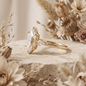 Anillo de compromiso de lujo de oro amarillo de 14K con diamante de corte hexagonal y engaste de diamantes en forma de cometa de tres piedras laterales, joyería fina al por mayor - Product Image 3
