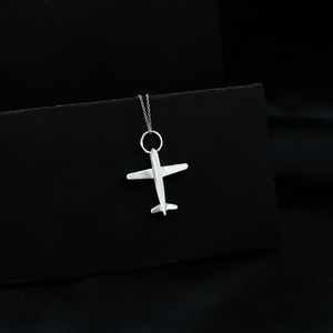 Collier Avion en Argent Sterling 925, Pendentif Minimaliste Aviation, Cadeau pour Amateurs de Voyage, Bijou Pilote, Pendentif Avion Personnalisé - Product Image 2