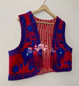 เสื้อแจ็คเก็ตกำมะหยี่ปักลายสำหรับผู้หญิง สีน้ำเงินรอยัล ลายดอกไม้ปักมือ เสื้อกั๊กสีแดง ปักลายแบบดั้งเดิมสไตล์ราชสถาน โบโฮ ชรุง โคติ - Product Image 1