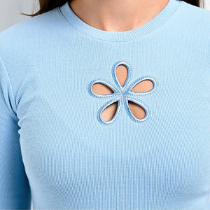 Camiseta Corta de Punto Acanalado con Flores Recortadas, Manga Larga, Ajuste Delgado, Logotipo Personalizado, Moda Casual, Venta al por Mayor, Camisas de Mujer OEM - Product Image 3