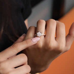 Anillo de Moissanita de Corte Redondo al por Mayor, Oro Rosa con Detalle Floral en Puntas, Banda de Compromiso Trenzada, Proveedor de Joyería de Estilo Antiguo - Product Image 3