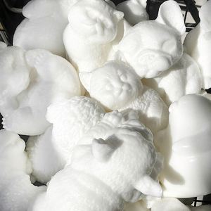 ของเล่นบีบ TPR รูปทรงตัวอ่อนสีขาวแบบไบโอมิเมติก - ของเล่นบีบทำมือเพื่อคลายเครียดและปรับแต่งได้ - Product Image 2