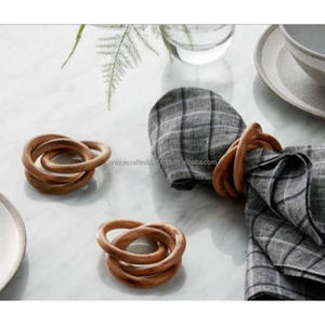 Anneaux de serviette en bois lisse et moderne, à rainures géométriques, avec osier, écologiques |   Décoration de fête minimaliste artisanale - Product Image 2