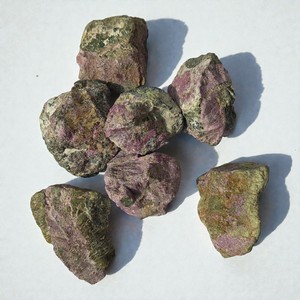 Vente en gros de pierres brutes naturelles de Stichtite, Atlantisite (Stichtite Serpentine) de haute qualité, pour lapidaire et reboulage, en vrac pour la revente, 5kg - Product Image 2