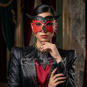 Máscara Facial de Cuero Sintético Rosa con Recortes para Ojos y Detalles de Tachuelas Metálicas para Cosplay Sexy - Product Image 5