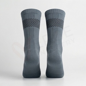 Chaussettes pour hommes à motif géométrique, tricotées, respirantes, en spandex et polyester, style sportif régulier pour le printemps - Product Image 2