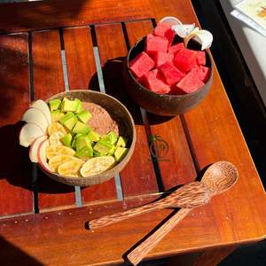 Juego de tazones de coco natural de 13-14 cm y 16 cm, cuchara de madera de coco/artículos de cocina ecológicos hechos a mano, venta al por mayor de fábrica - Product Image 1