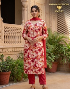 Hari Om Creations Ensemble de costume long réversible en mousseline de soie bleue brodée pour femme, style bohème, col en V, manches trois quarts - Product Image 5