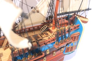 Modèle de bateau à voile russe en bois fait main ST. PAVEL, technique de peinture personnalisée, pour table, fabriqué par un fabricant vietnamien - Product Image 6