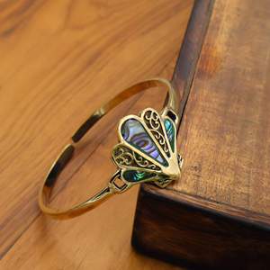 Brazalete de Latón Hecho a Mano con Concha de Abulón, Diseño de Abanico Ajustable, Estilo Bohemio, Joyería Artesanal de Jaipur, India, Venta al Por Mayor - Product Image 1