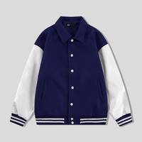 Blouson universitaire personnalisé pour homme noir et gris, style streetwear, avec broderies et patchs, coupe classique, col rabattu, simple boutonnage