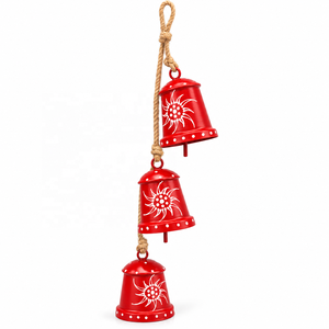Guirnalda de Campanas de Hierro Rojas Pintadas a Mano con Gráficos Florales Simétricos, Bordes con Puntos y Cordón de Fibra Natural para Colgar - Product Image 3