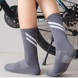 Chaussettes de sport professionnelles en gros pour la course et le basketball, personnalisées, en Spandex/Polyester, écologiques, séchage rapide, hauteur genou, collection automne - Product Image 3