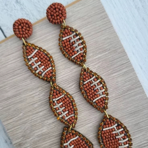 Boucles d'oreilles pendantes en perles faites à la main, football américain, esprit de la journée de match, bijoux en perles, accessoire pour les fans de sport, femme, artisanal, bohème - Product Image 1