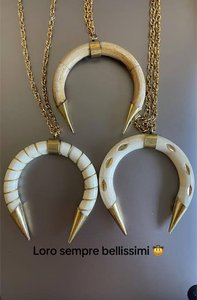 Colgante de luna creciente de hueso natural de 3 pulgadas con incrustaciones de latón de doble colte y detalles en oro y plata, joyería hecha a mano - Product Image 2
