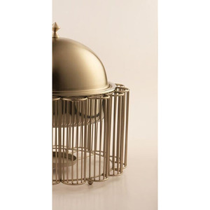 Plat à réchaud élégant finition or, présenté sur un support en fil métallique style cage avec couvercle en dôme, idéal pour les événements gastronomiques et les mariages. - Product Image 5