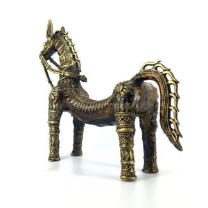 Cheval en bronze tribal artisanal de 9 pouces avec dos courbé, décoration de table ou de maison, art traditionnel indien en provenance d'Inde - Product Image 2