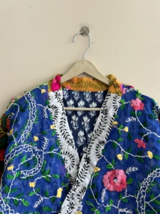 เสื้อแจ็คเก็ตปักลายพูลการีแบบอินเดียทำมือสำหรับผู้หญิง ทรงสั้น เปิดด้านหน้า ไซส์เดียว - Product Image 4