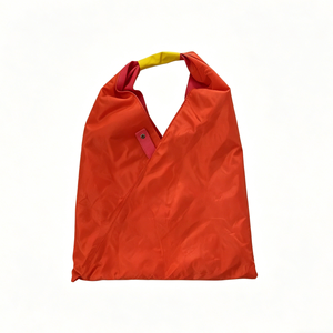Sac fourre-tout triangulaire rouge avec lettrage jaune, sac de shopping tendance, design ouvert, utilisation toutes saisons - Product Image 4
