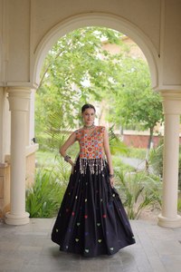 Hermoso Lehenga Choli Negro de Diseñador con Conjunto de Lehenga para Mujer, con Trabajo de Espejos, para Navratri, Garba, Festivales, Bodas y Fiestas - Product Image 5