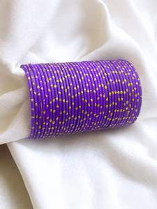 Impresionante conjunto de brazaletes de hilo de seda amarillo mostaza con intrincado trabajo de espejo y adornos de cuentas doradas, estilo étnico tradicional. - Product Image 3