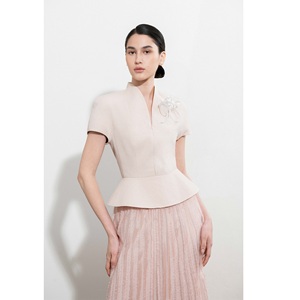 เสื้อผ้าแฟชั่นผู้หญิงระดับไฮเอนด์ เสื้อท็อปและเสื้อเบลาส์ ODM EVELINA PEPLUM BLOUSE แขนสั้น เสื้อเชิ้ตเวียดนามสำหรับผู้หญิงจากเวียดนาม - Product Image 6